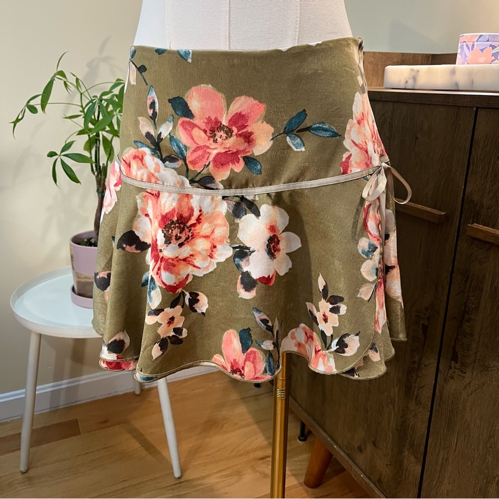 Full Tilt Low Rise Satin Mini Skirt. Size XS. NWT.